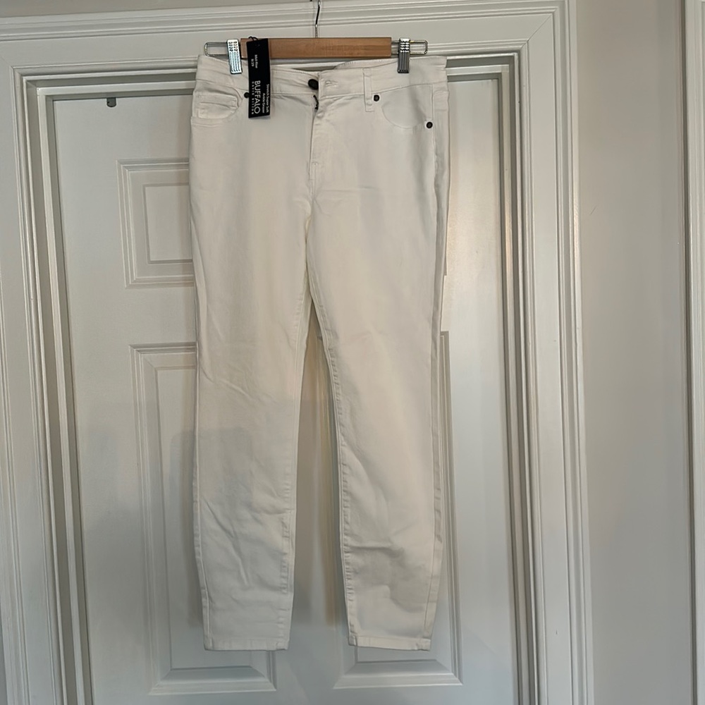 Buffalo brand new with tags white ankle grazer Aubrey size 8/29